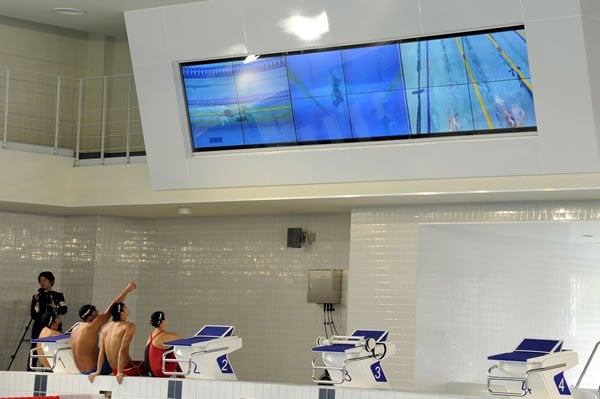 12台のモニタを連結した大型スクリーンで映像泳法解析を実演