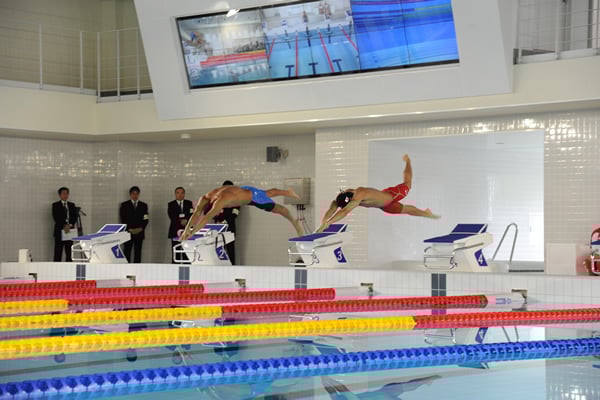 50m自由形日本記録保持者の塩浦選手、100m自由形日本記録保持者の中村選手によるデモンストレーション