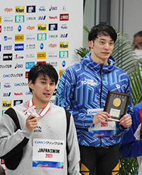 200m背泳ぎ優勝の入江選手と2位の砂間選手