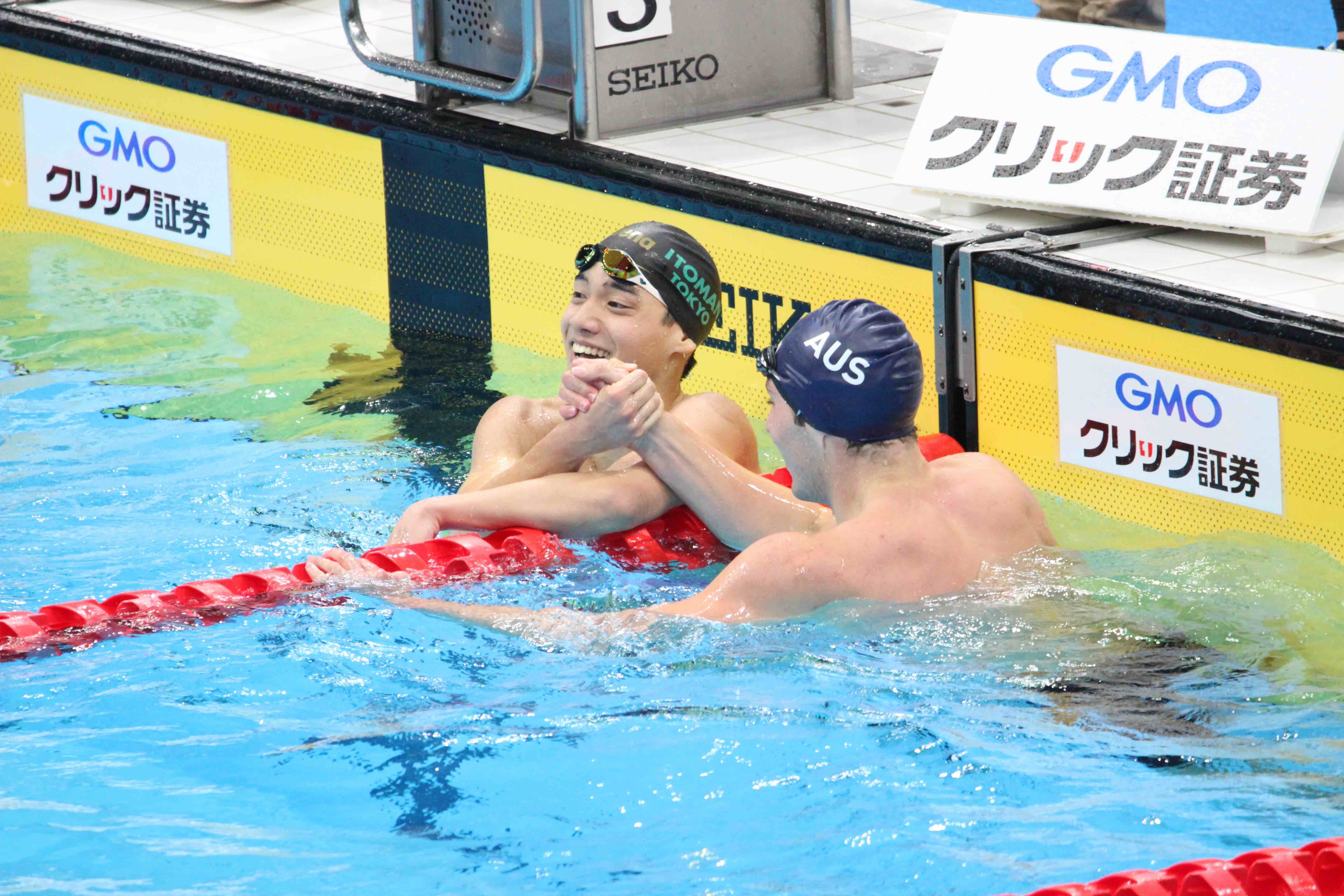 <p><b>レース後にベンジャミン選手（AUS)と握手をする村佐選手</b></p>