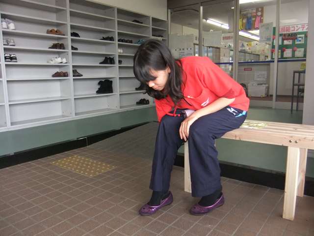 靴履き用ベンチができました２