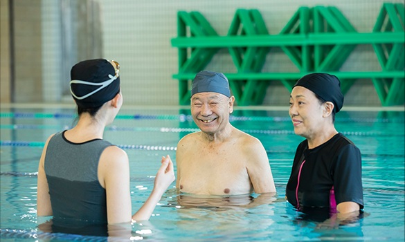 コーチと一緒に水中運動を楽しむ参加者の皆さん