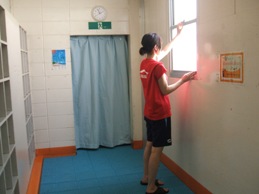 窓を閉めて