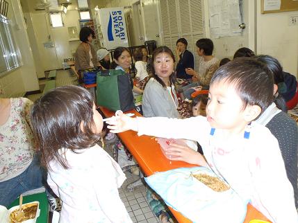 お友達に、あーん