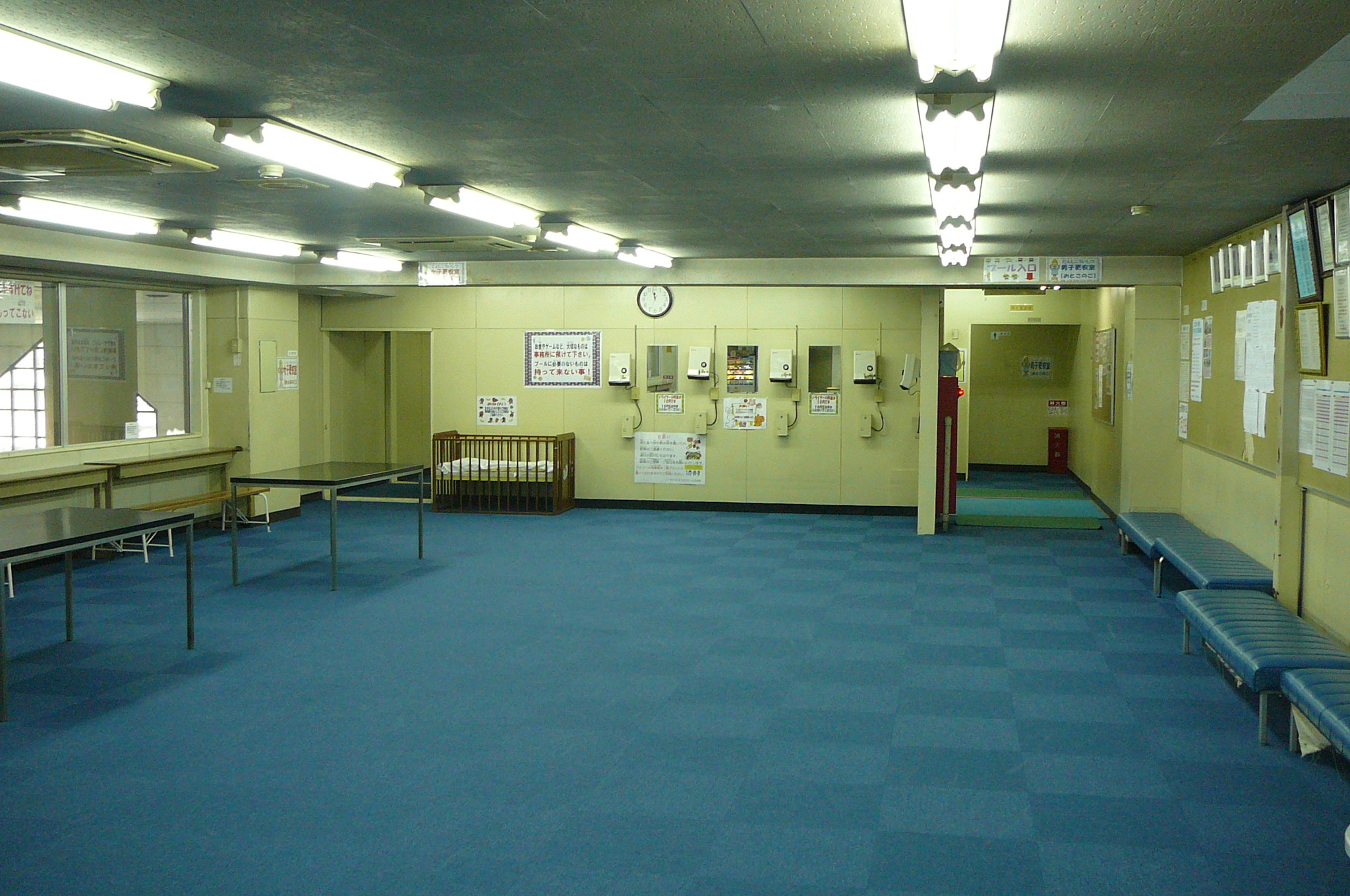 ２階ギャラリー　更衣室へ