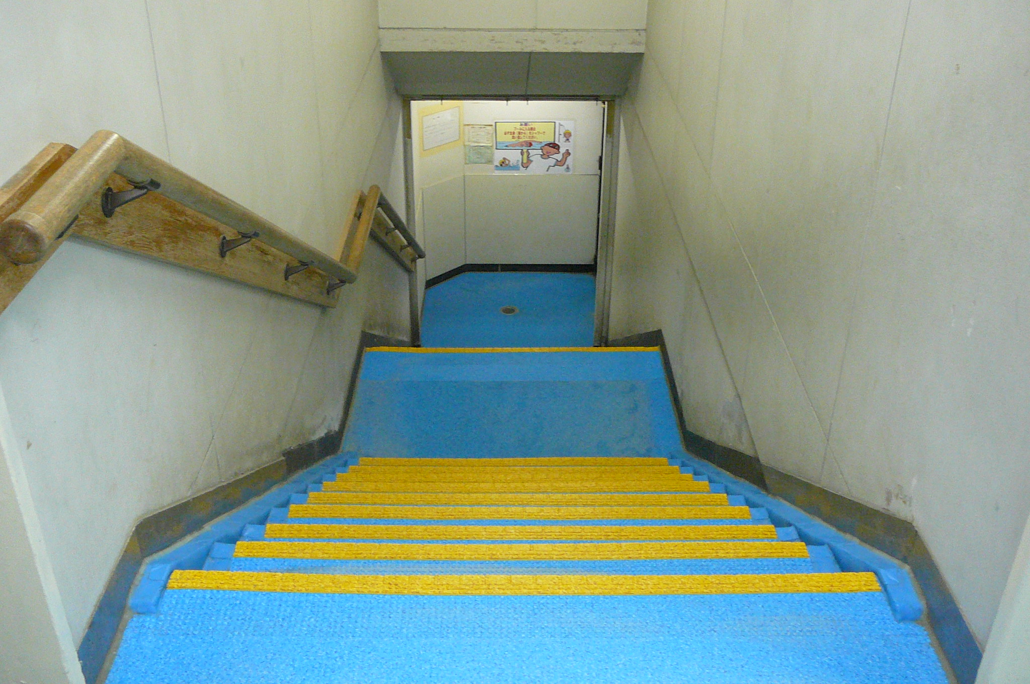 プールへの階段