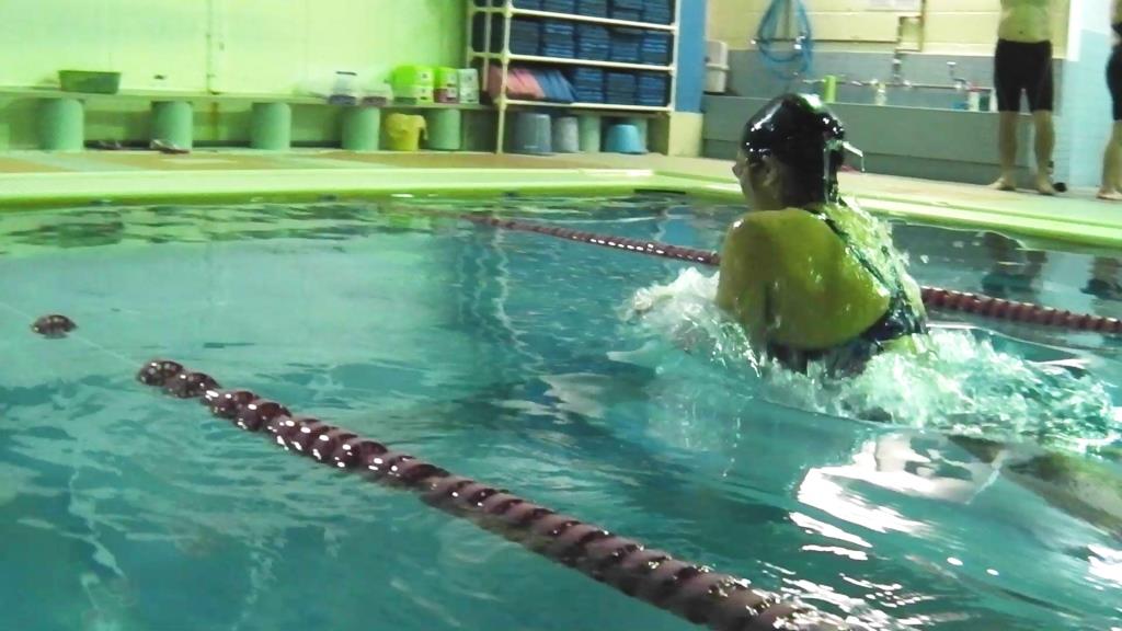 福島　泳いでいる